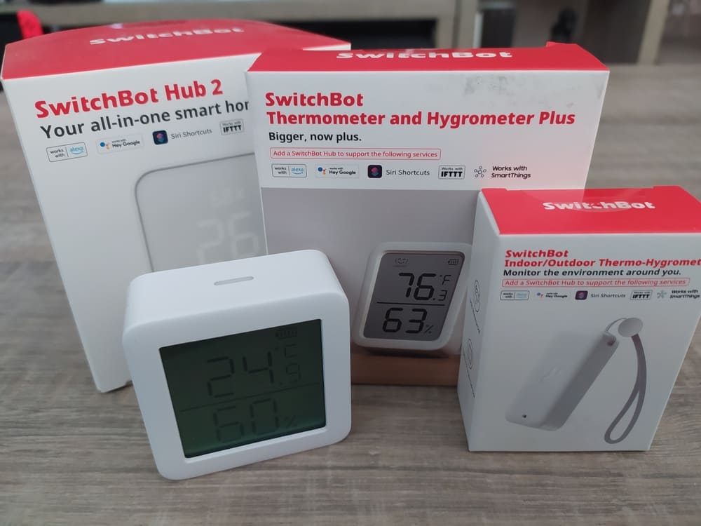 SwitchBot WiFi Lot de 2 thermomètres hygromètres et concentrateur mini  numérique avec alarme intelligente et stockage de données, écran LCD thermo- hygromètre numérique : : Jardin